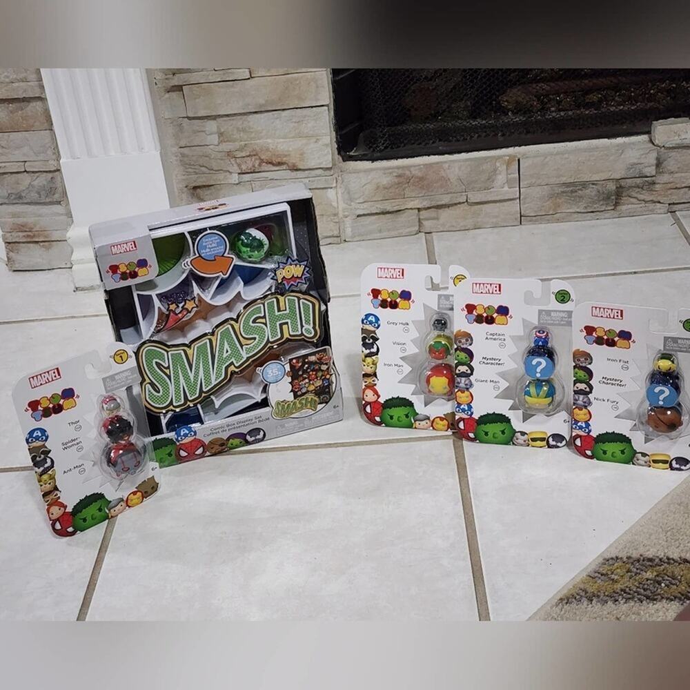 Marvel Tsum Tsum Comic Box Display and 13 Toy Figures new!!